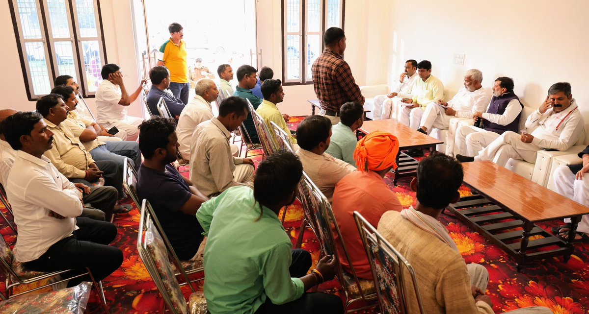 कटेहरी विधानसभा के केदार नगर मण्डल में स्थित राम जियावन वर्मा मैरिज लॉन में क्षेत्र पंचायत सदस्यों के साथ बैठक की।