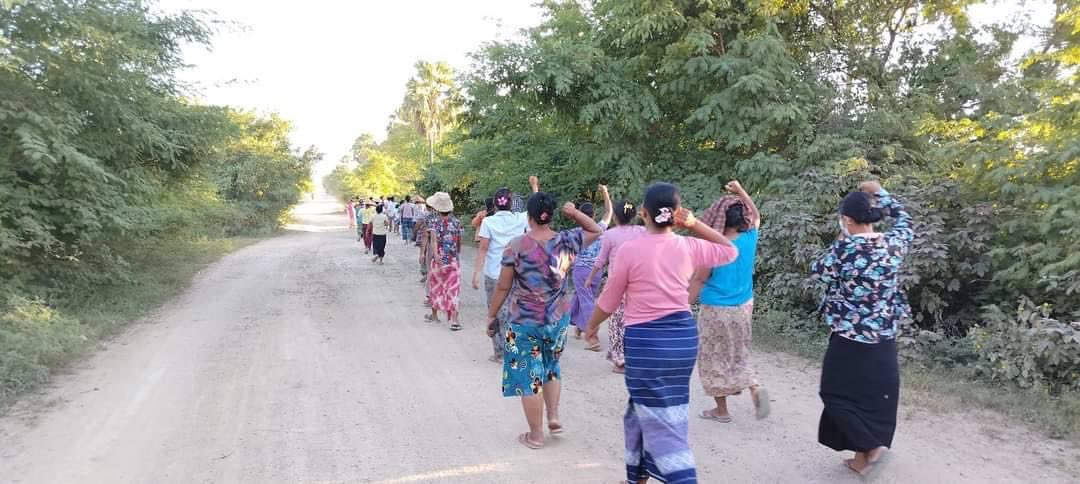 Local residents from a village of northern zone of #Yinmarbin Twp, #Sagaing Region, staged a marching strike to overthrow the #MilitaryDictatorship on Nov13.

#Airbusted
#AirBus2AirStrikes    
#2024Nov13Coup                               
#WhatsHappeningInMyanmar