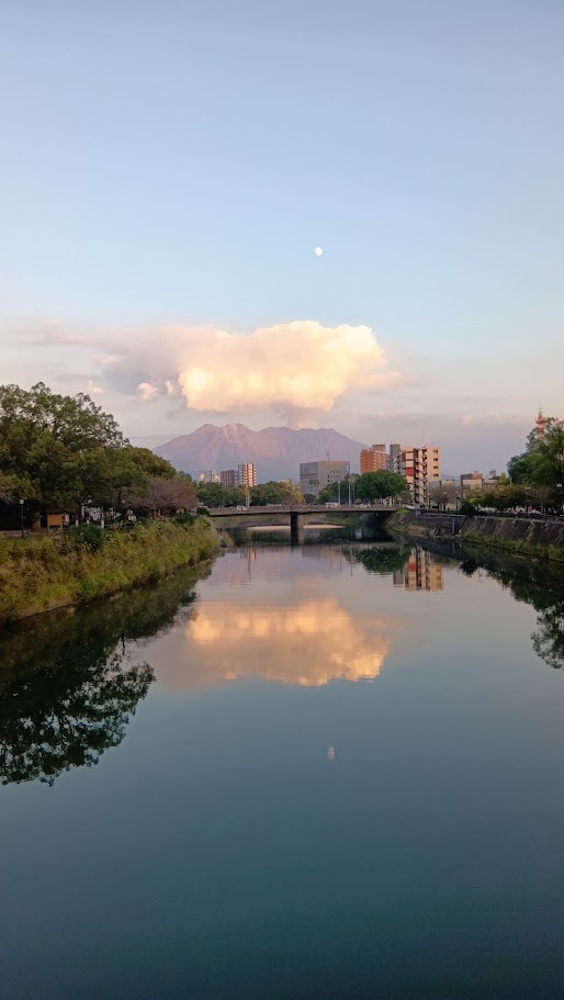 sanzi_sannzi's tweet photo. 川面が反射して上下対象の見事な風景を観たので機種変更した携帯で撮ってみた。実像と虚像の月が見事だったんだけどスマホデビュークラスの携帯なのでそのままの美しさは撮れていなかった。
試しにプロンプトを書いて #Flux.1で描かせたら心象に近く描いてくれた。
もっと詰めて仕上げてみようかな。 https://t.co/L0mrpbOcyL