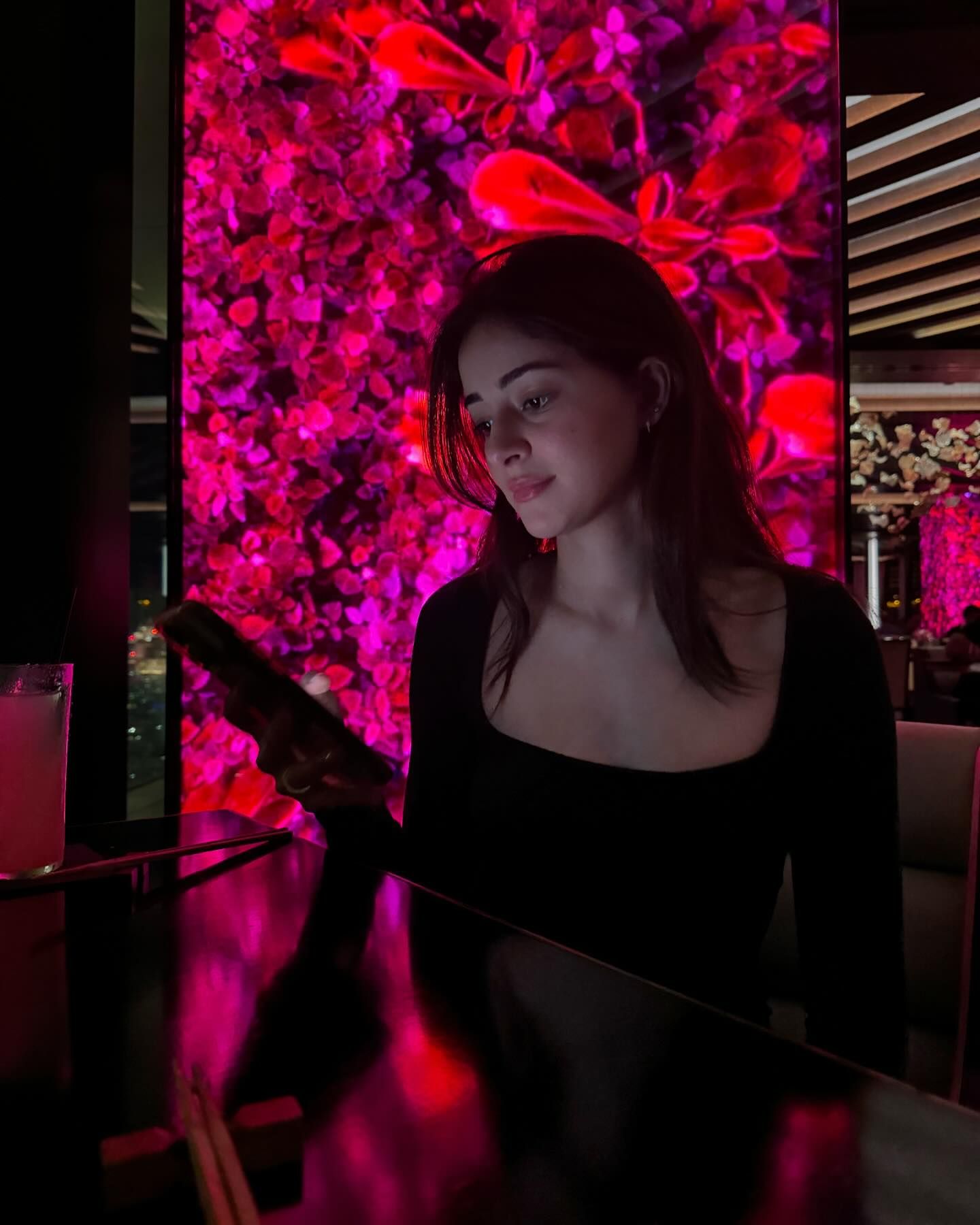 GcQyqIRXAAAAX0w?format=jpg&name=large