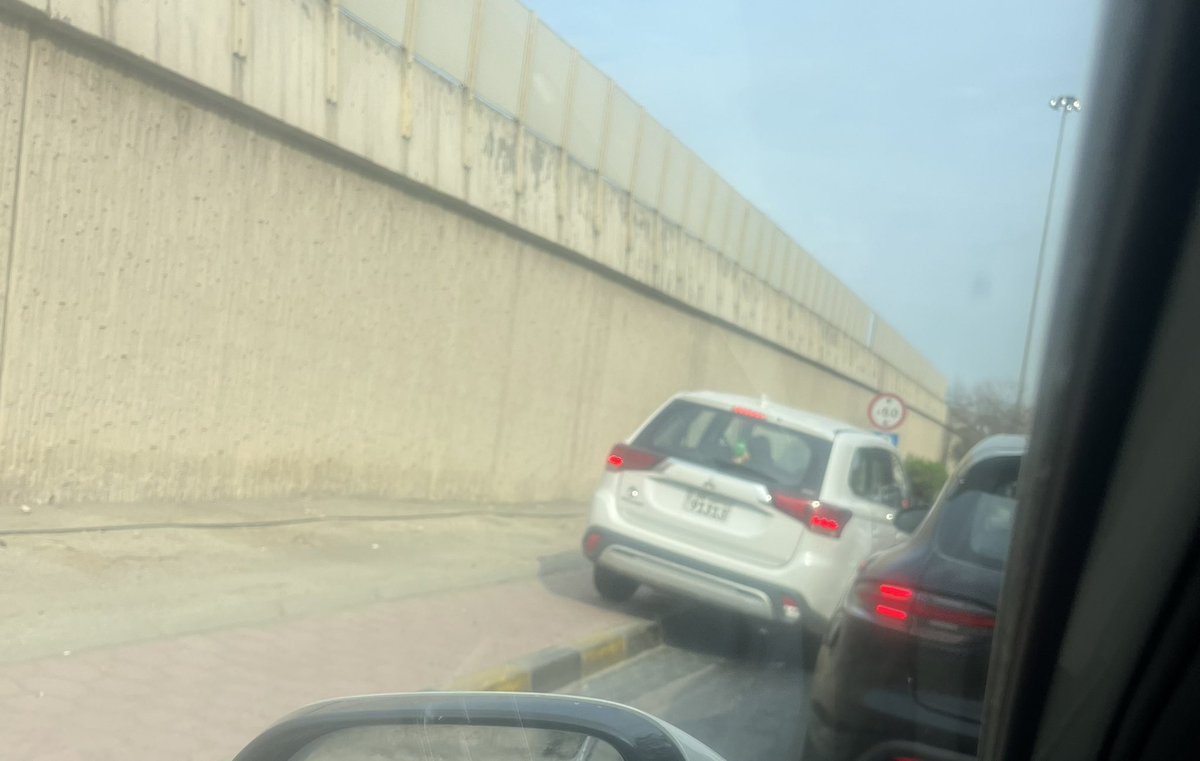 شاهدوا الوقاحة
شوفوا قلة الأدب

والأوقح من ذلك بأنه وافد
ويا غريب كن أديب

أتمنى محاسبة هالنوعية فعلاً وابعاده فوراً 
#وزارة_الداخلية <a href="/Moi_kuw/">وزارة الداخلية</a>