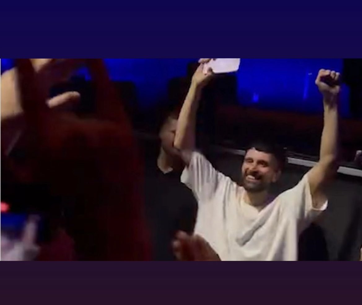 At the Birmingham show, 
there was a surprise proposal from one of the audience members! 

The entire band joined in to celebrate the lovely couple. 

A huge congratulations to them! 
It’s a beautiful example of the special bond between Kasabian and their fans.

Happenings ⚽️🦊