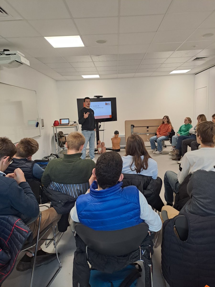 Nous sommes présents aujourd'hui à l'Institut de Genech où vont se dérouler 4 sessions de sensibilisation aux gestes de premiers secours soit plus de 80 élèves formés par notre partenaire <a href="/udsp59/">Union Départementale des Sapeurs-Pompiers du Nord</a> <a href="/vincent_lizet/">Vincent Lizet GNE</a> <a href="/dutoit_patricia/">Patricia Dutoit</a> <a href="/LaVieGroupama/">La Vie Mutualiste Groupama</a> <a href="/GroupamaNordEst/">Groupama Nord-Est</a>