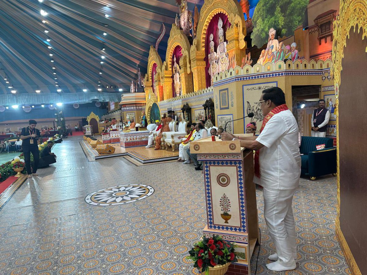 CRPaatil's tweet photo. આજે જીવનનો પરમ લહાવો માણ્યો, જીવનની સાર્થકતાને અનુભવી !! 

શ્રી સ્વામિનારાયણ મંદિર વડતાલ ધામ દ્વારા દ્વિશતાબ્દિ મહોત્સવ ચાલી રહ્યો છે ત્યારે આ મહોત્સવમાં ઉપસ્થિત રહેવાનો પરમ લહાવો પ્રાપ્ત થયો, પૂજ્ય સંતશ્રીઓ, મહંતશ્રીઓનાં પરમ આશીર્વાદ પ્રાપ્ત થયા-આ સૌભાગ્યસભર પળે જીવનની પરમ ધન્યતાનો અનુભવ કર્યો. 

આ મહોત્સવમાં દુનિયાભરથી ભક્તો પધાર્યા છે, ત્યારે સૌ સાથે સંવાદ સાધવાનો અવસર પણ સાંપડ્યો. 

જય સ્વામિનારાયણ 🙏