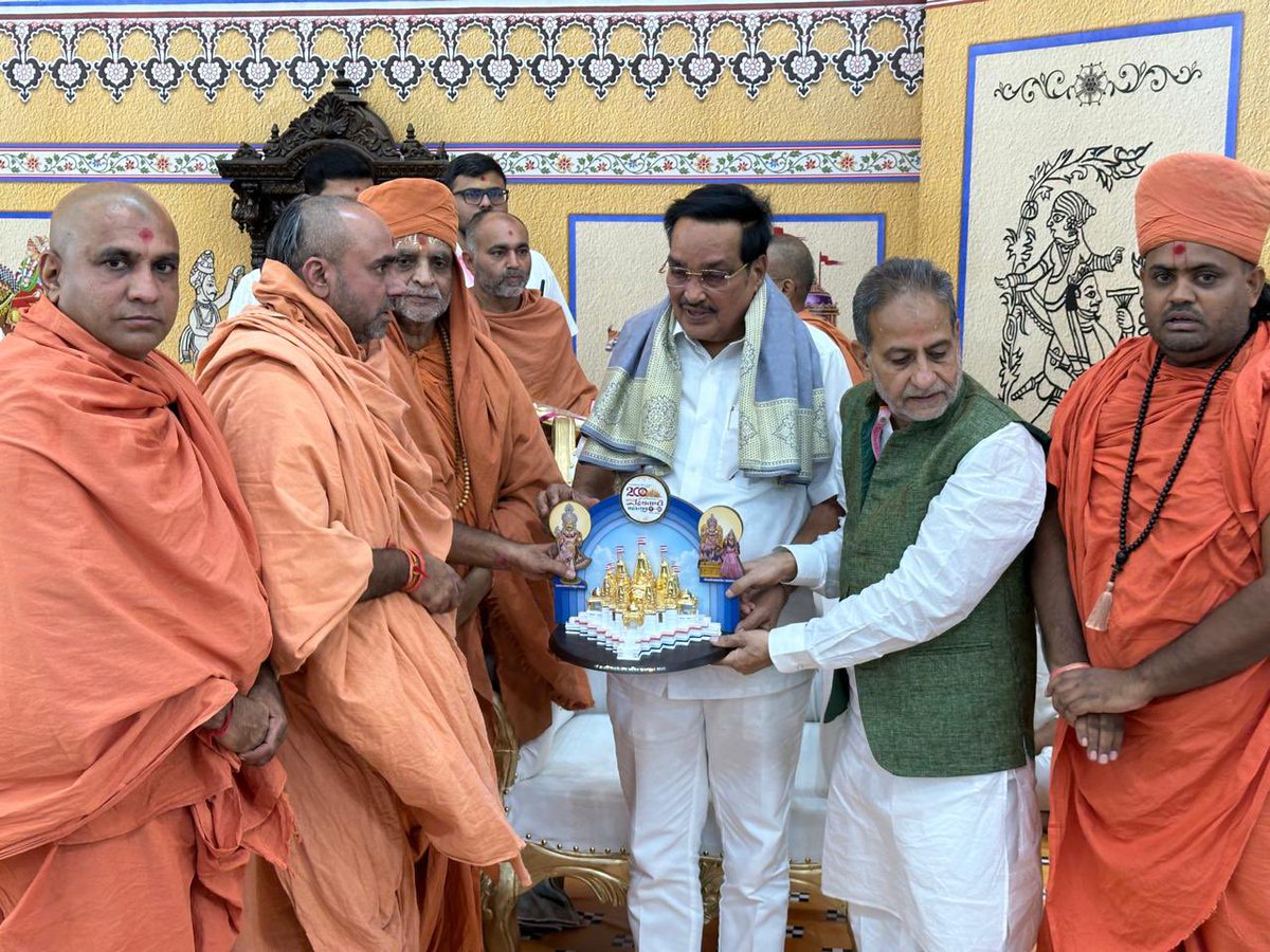 CRPaatil's tweet photo. આજે જીવનનો પરમ લહાવો માણ્યો, જીવનની સાર્થકતાને અનુભવી !! 

શ્રી સ્વામિનારાયણ મંદિર વડતાલ ધામ દ્વારા દ્વિશતાબ્દિ મહોત્સવ ચાલી રહ્યો છે ત્યારે આ મહોત્સવમાં ઉપસ્થિત રહેવાનો પરમ લહાવો પ્રાપ્ત થયો, પૂજ્ય સંતશ્રીઓ, મહંતશ્રીઓનાં પરમ આશીર્વાદ પ્રાપ્ત થયા-આ સૌભાગ્યસભર પળે જીવનની પરમ ધન્યતાનો અનુભવ કર્યો. 

આ મહોત્સવમાં દુનિયાભરથી ભક્તો પધાર્યા છે, ત્યારે સૌ સાથે સંવાદ સાધવાનો અવસર પણ સાંપડ્યો. 

જય સ્વામિનારાયણ 🙏