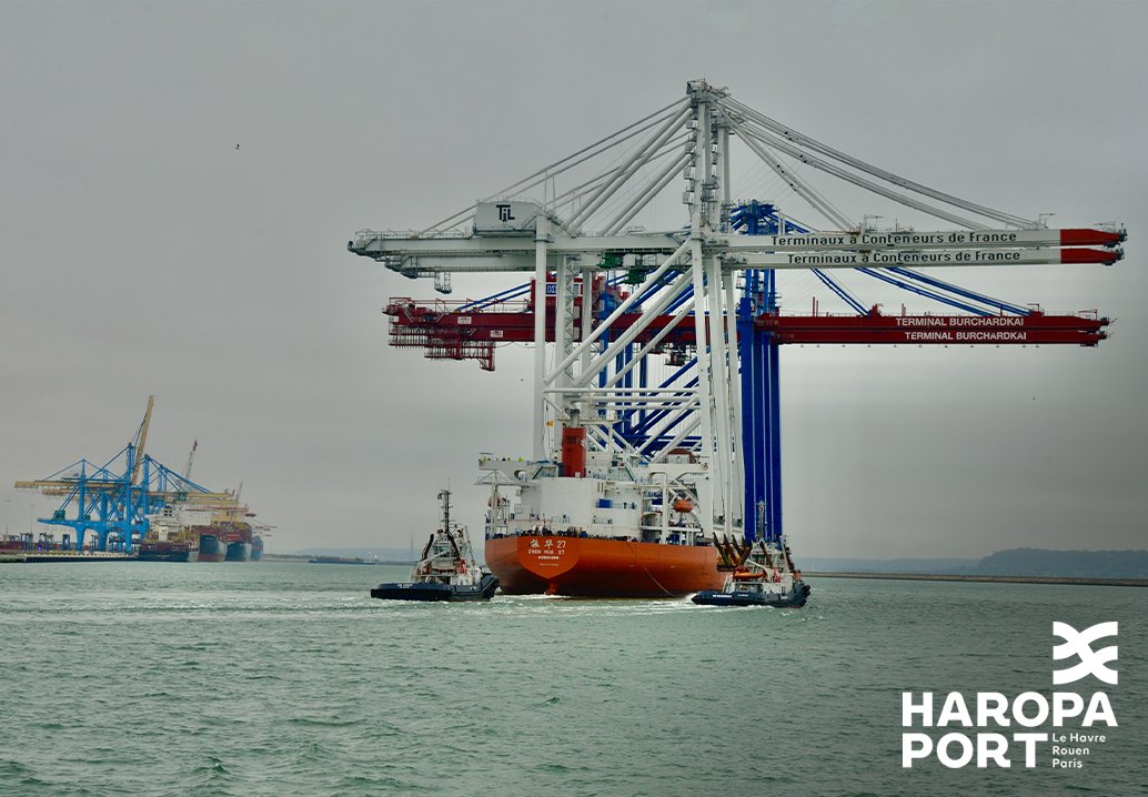 haropaport's tweet photo. Such a big news for TPO & TNMSC in the #portofLeHavre: the two first mega gantry cranes arrived last week 🔥 They marks the beggining of the metamorphosis of #Port2000. More here ➡️ https://t.co/QYzWO3u2S0 https://t.co/c3xJiwEnEA