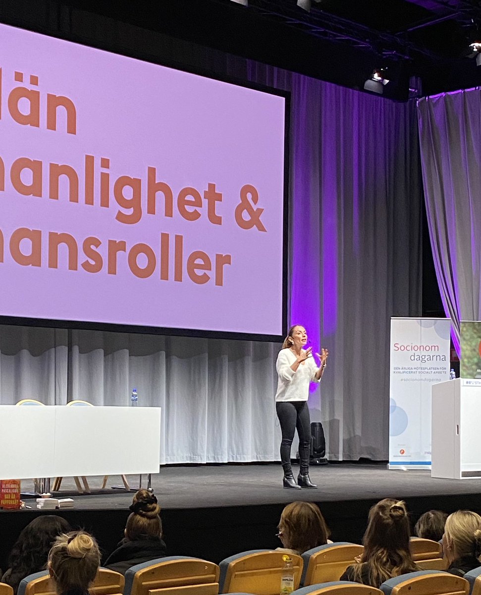 Nu på Socionomdagarna - Alexandra Pascalidou med sin föreläsning Var är papporna? - Berättelser om faderskapet, frånvaron och förlusterna, flykten och maskuliniteten. Om våldet som löper som en röd tråd från hemmets trygga vrå till blodpölen på gatan. #socionomdagarna