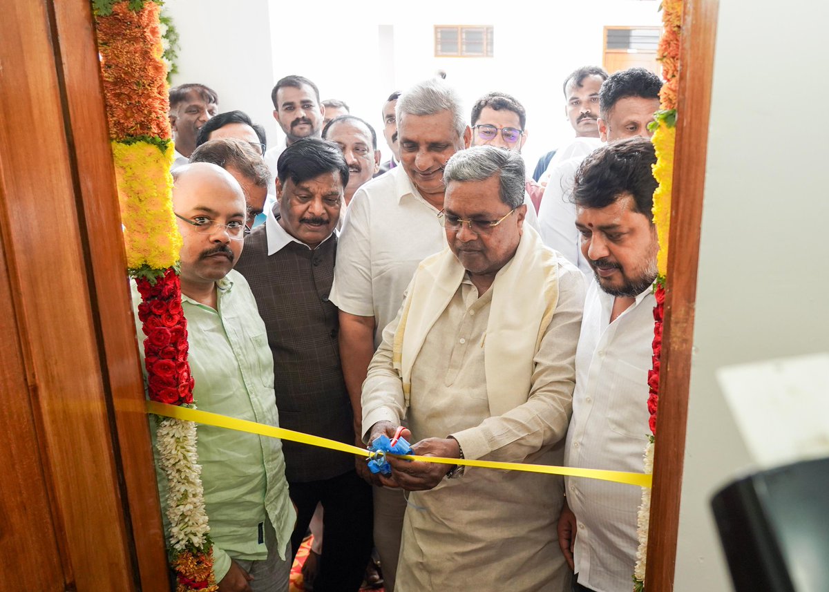 CMahadevappa's tweet photo. ಇಂದು ಚಾಮರಾಜನಗರ ಲೋಕಸಭಾ ಕ್ಷೇತ್ರದ ಮಾನ್ಯ ಸಂಸದರಾದ ಶ್ರೀ ಸುನಿಲ್ ಬೋಸ್ ಅವರ ನೂತನ ಕಚೇರಿಗೆ ಮಾನ್ಯ ಮುಖ್ಯಮಂತ್ರಿಗಳೊಂದಿಗೆ ಚಾಲನೆ ನೀಡಿ ಶುಭ ಹಾರೈಸಿದೆವು.
ಈ ವೇಳೆ ಸಚಿವರಾದ ಪಿರಿಯಾಪಟ್ಟಣ ವೆಂಕಟೇಶ್, ಶ್ರೀ ಎಂ ಸಿ ಸುಧಾಕರ್ ಅವರು ಸೇರಿದಂತೆ ಮೈಸೂರಿನ ಶಾಸಕ ಮಿತ್ರರು ಉಪಸ್ಥಿತರಿದ್ದರು
#MPOffice #Mysore https://t.co/3jU5OgcjvC