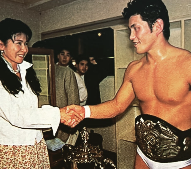 CiaranRH93's tweet photo. Minoru Suzuki with Ayumi Nakamura, the singer of his Kaze Ni Nare entrance music, in 1995. https://t.co/TfZe1biRNE