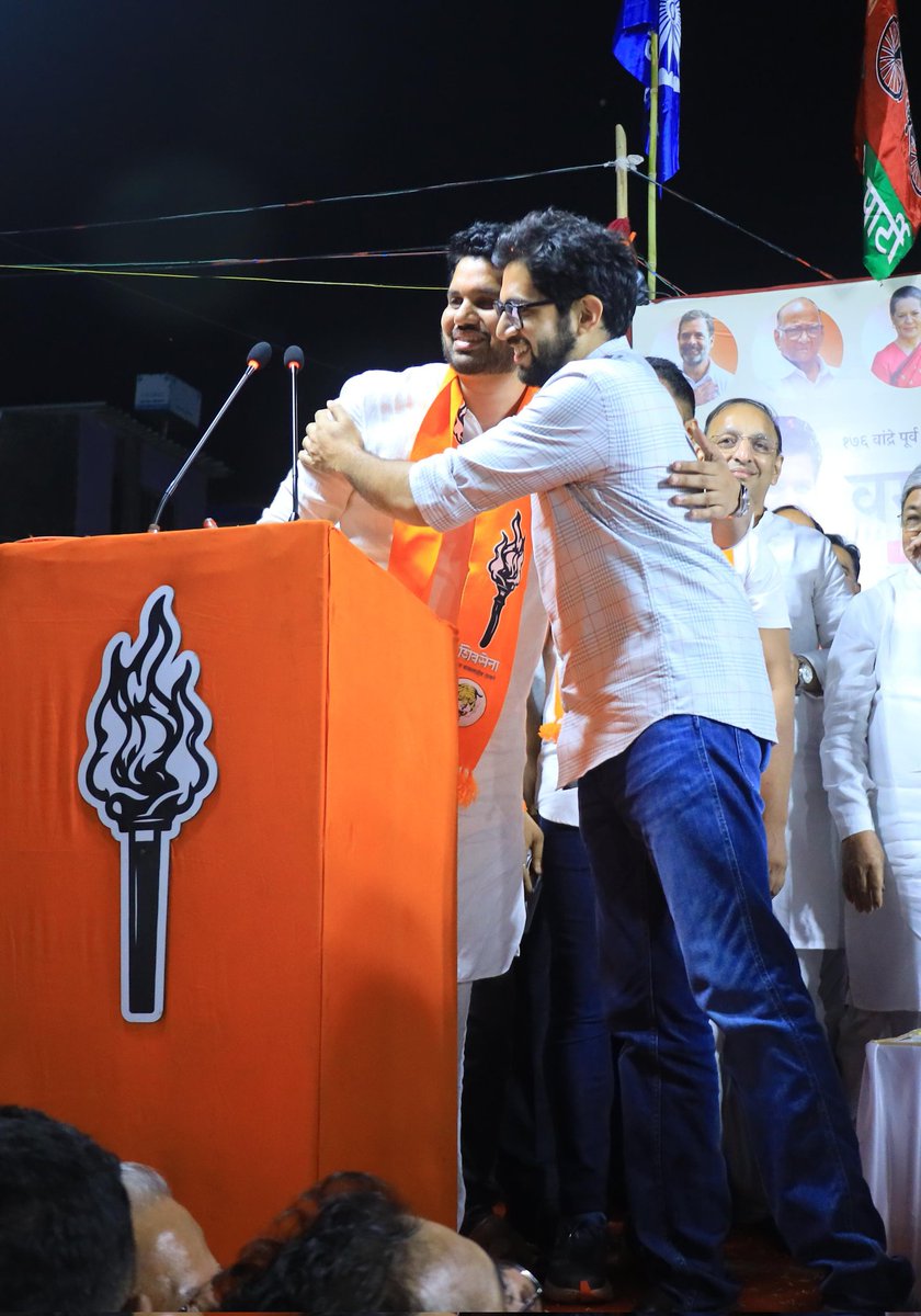 AUThackeray's tweet photo. १७६ वांद्रे पूर्व विधानसभा महाविकास आघाडीचे उमेदवार @SardesaiVarun जी ह्यांच्या प्रचारार्थ आज वांद्रे येथे सभा झाली. येथेही जनतेचा उत्स्फूर्त प्रतिसाद मिळाला. 

जिथे जिथे आपल्या सभा होत आहेत, त्या प्रत्येक ठिकाणी लोकांचे भरभरून प्रेम मिळत आहे. इथे जातपात-धर्म विसरून प्रत्येकजण महाराष्ट्रधर्मासाठी, मुंबईसाठी, मुंबई अदानीच्या घशात जाऊ नये ह्यासाठी, भाजप- मिंधेना गाडण्यासाठी एकत्र येत आहेत.