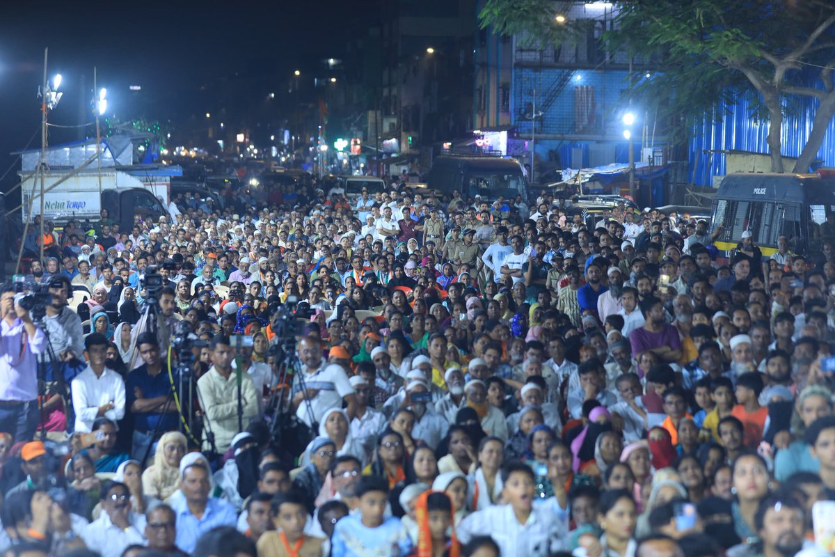 AUThackeray's tweet photo. १७६ वांद्रे पूर्व विधानसभा महाविकास आघाडीचे उमेदवार @SardesaiVarun जी ह्यांच्या प्रचारार्थ आज वांद्रे येथे सभा झाली. येथेही जनतेचा उत्स्फूर्त प्रतिसाद मिळाला. 

जिथे जिथे आपल्या सभा होत आहेत, त्या प्रत्येक ठिकाणी लोकांचे भरभरून प्रेम मिळत आहे. इथे जातपात-धर्म विसरून प्रत्येकजण महाराष्ट्रधर्मासाठी, मुंबईसाठी, मुंबई अदानीच्या घशात जाऊ नये ह्यासाठी, भाजप- मिंधेना गाडण्यासाठी एकत्र येत आहेत.