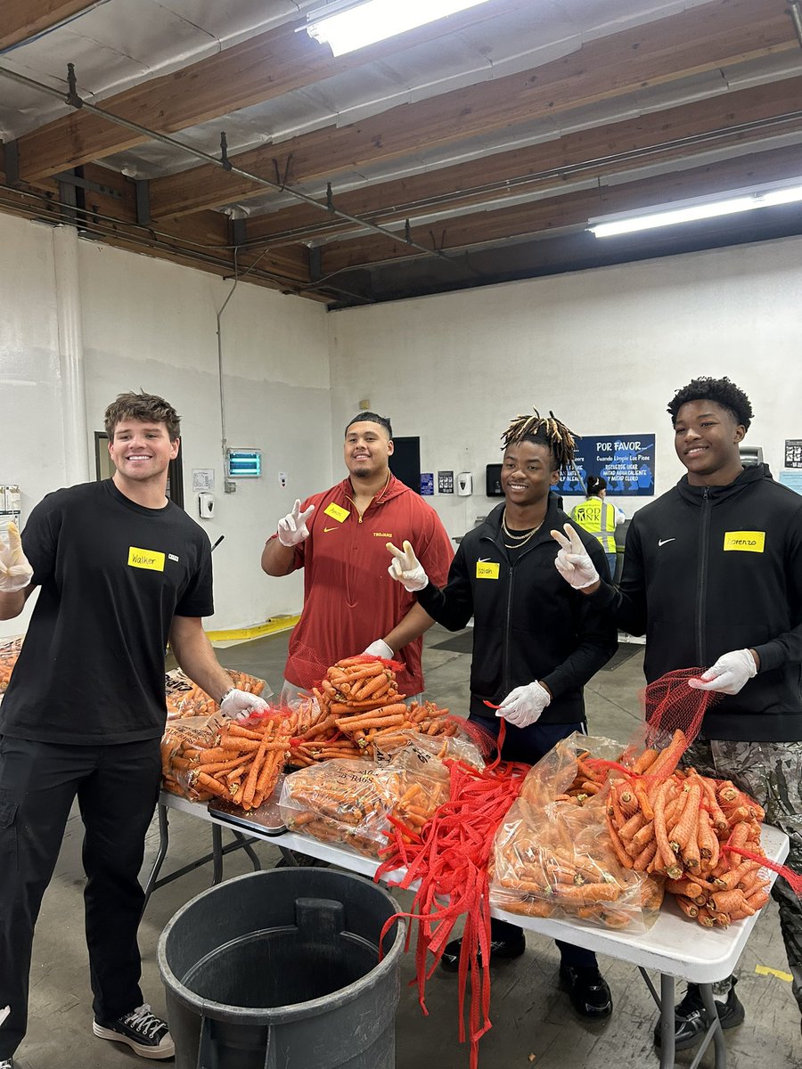House of Victory (@houseof_victory) on Twitter photo Helping hands helping our community 🤝
Several of our <a href="/uscfb/">USC Football ✌️</a> student-athletes recently visited <a href="/LAFoodBank/">LA Regional Food Bank</a> to help fight food insecurity ahead of the holiday season 🫶 Here’s to our athletes continuing to make an impact on and off the field✌️
#FightOn | #HouseofVictory #NIL Helping hands helping our community 🤝
Several of our <a href="/uscfb/">USC Football ✌️</a> student-athletes recently visited <a href="/LAFoodBank/">LA Regional Food Bank</a> to help fight food insecurity ahead of the holiday season 🫶 Here’s to our athletes continuing to make an impact on and off the field✌️
#FightOn | #HouseofVictory #NIL