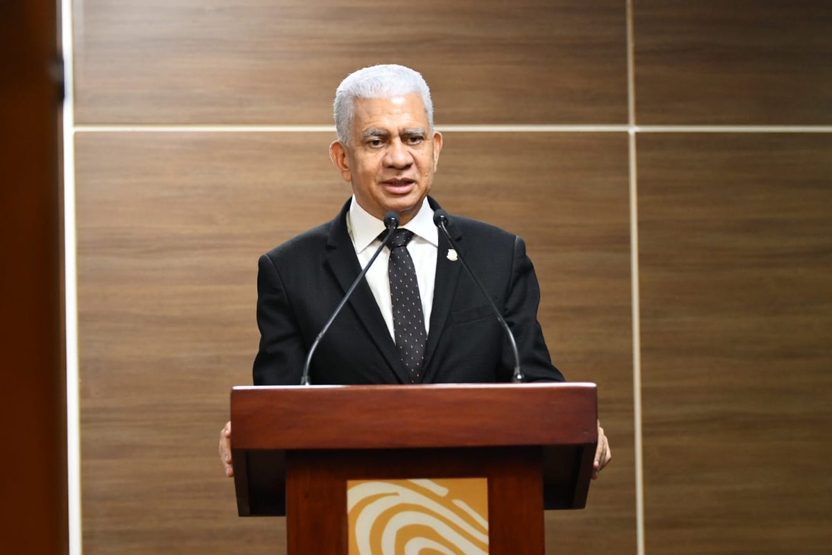 <a href="/SenadoRD/">Senado de la República Dominicana</a> <a href="/ricardodlsanto3/">Ricardo De Los Santos</a> <a href="/acentodiario/">acento.com.do</a> <a href="/AnibelcaRosario/">Anibelca Rosario</a> <a href="/DiarioLibre/">Diario Libre</a> <a href="/ElCaribeRD/">El Caribe</a> <a href="/elnuevodiariord/">El Nuevo Diario</a> <a href="/PeriodicoHoy/">Periódico Hoy</a> <a href="/RomnJquez/">Román Andrés Jáquez Liranzo</a> <a href="/samirchamiisa/">Samir Chami Isa</a> "Ustedes ya tienen la experiencia y el pueblo dominicano lo ha validado, de forma tal que no ha habido ninguna crisis post la escogencia de ustedes, es decir, ustedes han sido legitimados por los partidos políticos y lo más importante, es que están legitimados por el pueblo