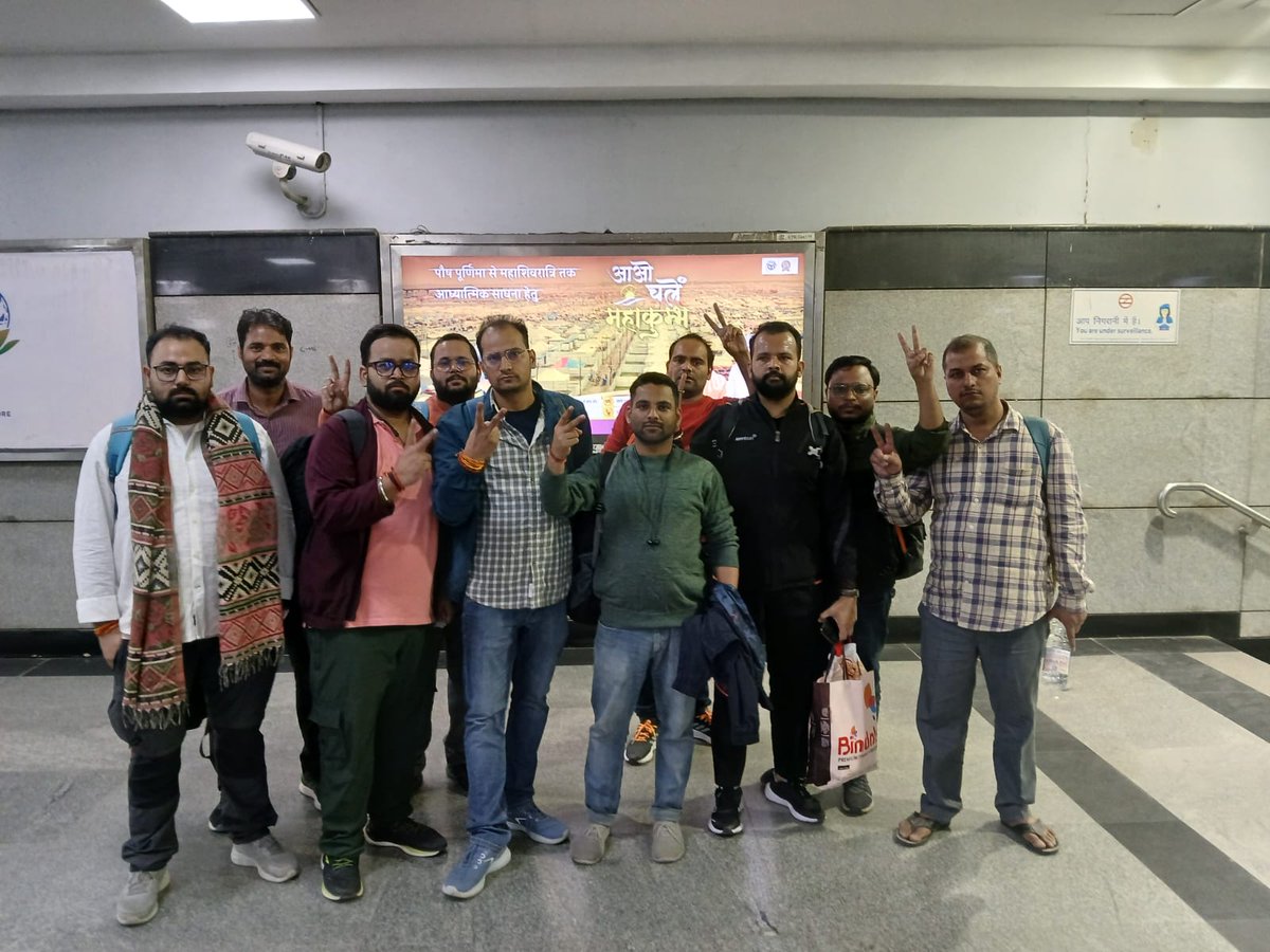 Dwivedi_AUSU's tweet image. एक तरफ जहां दिल्ली के मुखर्जी नगर मे इलाहाबाद मे हो रहे आंदोलन के समर्थन में प्रदर्शन हो रहा है।
वही दूसरी तरफ दिल्ली से लगातार प्रयाग के लिए बच्चे कूच कर रहे हैं।- @Dwivedi_AUSU✍️
#NO_NORMALIZATION
#UPPSC_ROARO_ONESHIFT