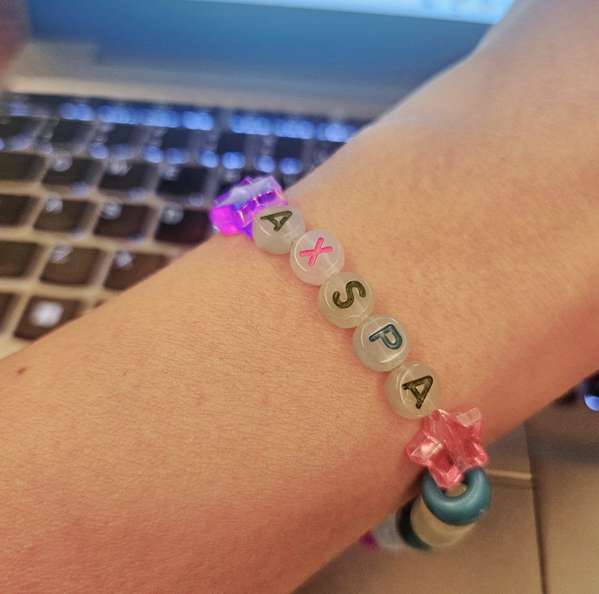 Nellziade's tweet photo. Follow me for #rheumatology updated from #ACR24
I will be posting about
#Spondyloarthritis
#Psoriatic_arthritis
#Envrinomentalhealth
#Noveltherapies
#AI
#Workforce_issues
& other interesting topics as we go!
An exciting week ahead!!!
Bracelet credit @rheum_cat https://t.co/b86naa2wTH