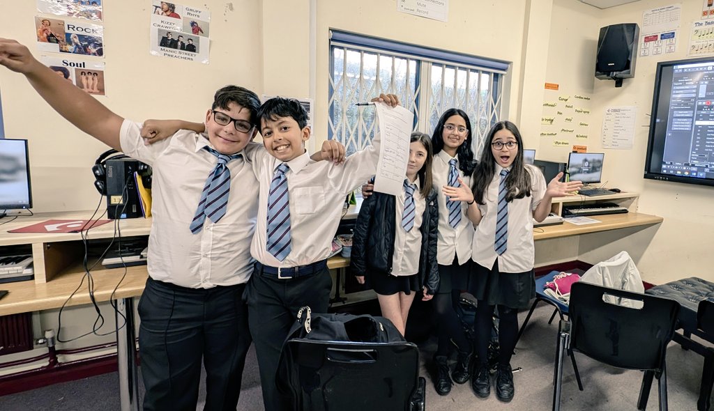 Fab Music Tech Club this evening! We've started a new project, making music with "found sounds". Da iwan!! So creative 
📢🎛️📢