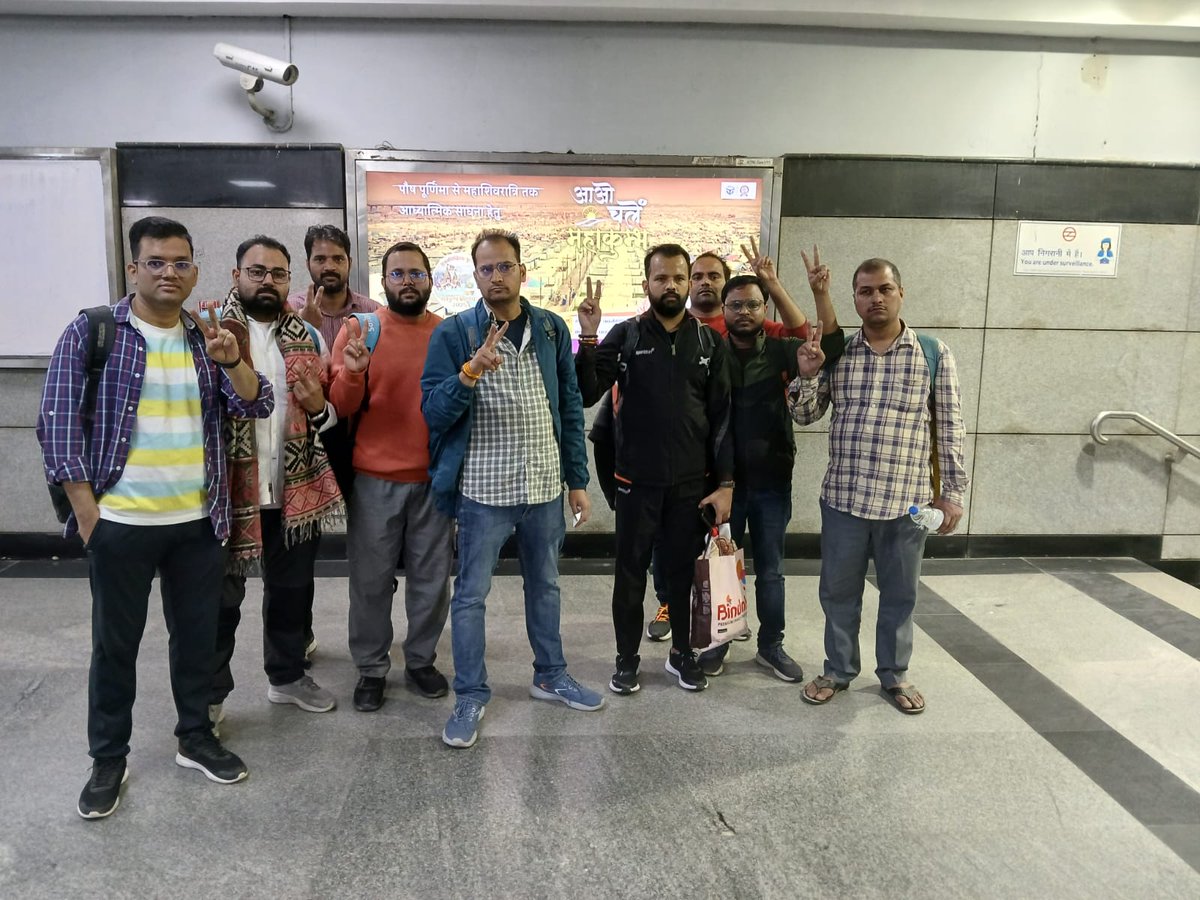 aldunifamily's tweet image. एक तरफ जहां दिल्ली के मुखर्जी नगर मे इलाहाबाद मे हो रहे आंदोलन के समर्थन में प्रदर्शन हो रहा है।
वही दूसरी तरफ दिल्ली से लगातार प्रयाग के लिए बच्चे कूच कर रहे हैं।- @Dwivedi_AUSU✍️
#NO_NORMALIZATION
#UPPSC_ROARO_ONESHIFT