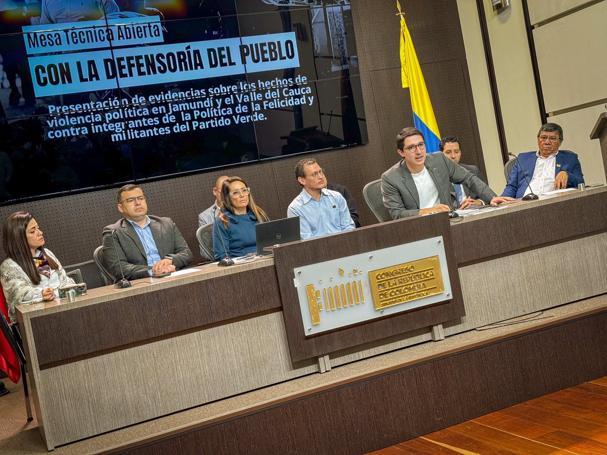 Alzamos la voz hasta #QueDefenderAlValleNoNosCuesteLaVida 

Hoy desde el Congreso de la República estamos prensentando a nivel nacional las evidencias de las amenazas y los atentados que han convertido a la Política de la Felicidad en objetivo militar, político y judicial en el