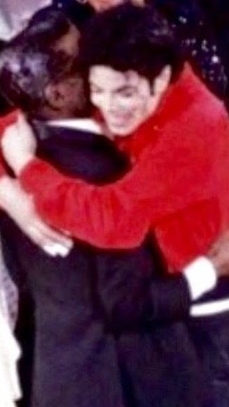 Beatriz65393631's tweet photo. ☆November 13,1989-Sammy Davis Jr. had helped to ease racial tensions and break down racial barriers. This led directly to Michael's tribute.His touching tribute brought tears to his idol, who was then battling throat cancer. https://t.co/clgBzYweok