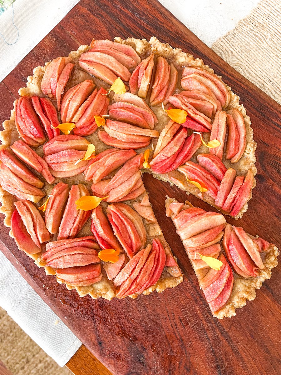 Fall is the season for Hidden Rose Apples and for this pretty rosy-pink apple tart: jollytomato.com/hidden-rose-ap…