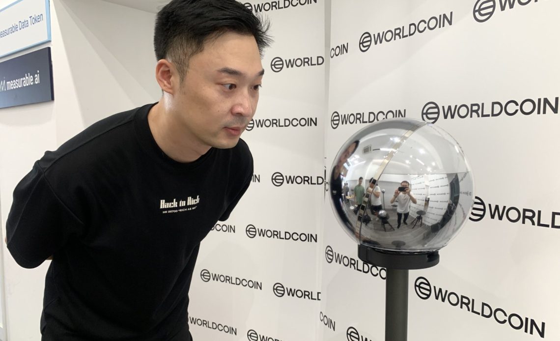Worldcoin
El Orb, es bolo esférico que es el dispositivo central de Worldcoin, escanea el iris de los usuarios y lo convierte en un código único llamado ‘World ID’. Worldcoin promete que esta identificación biométrica digital permitirá verificar la singularidad de cada individuo.