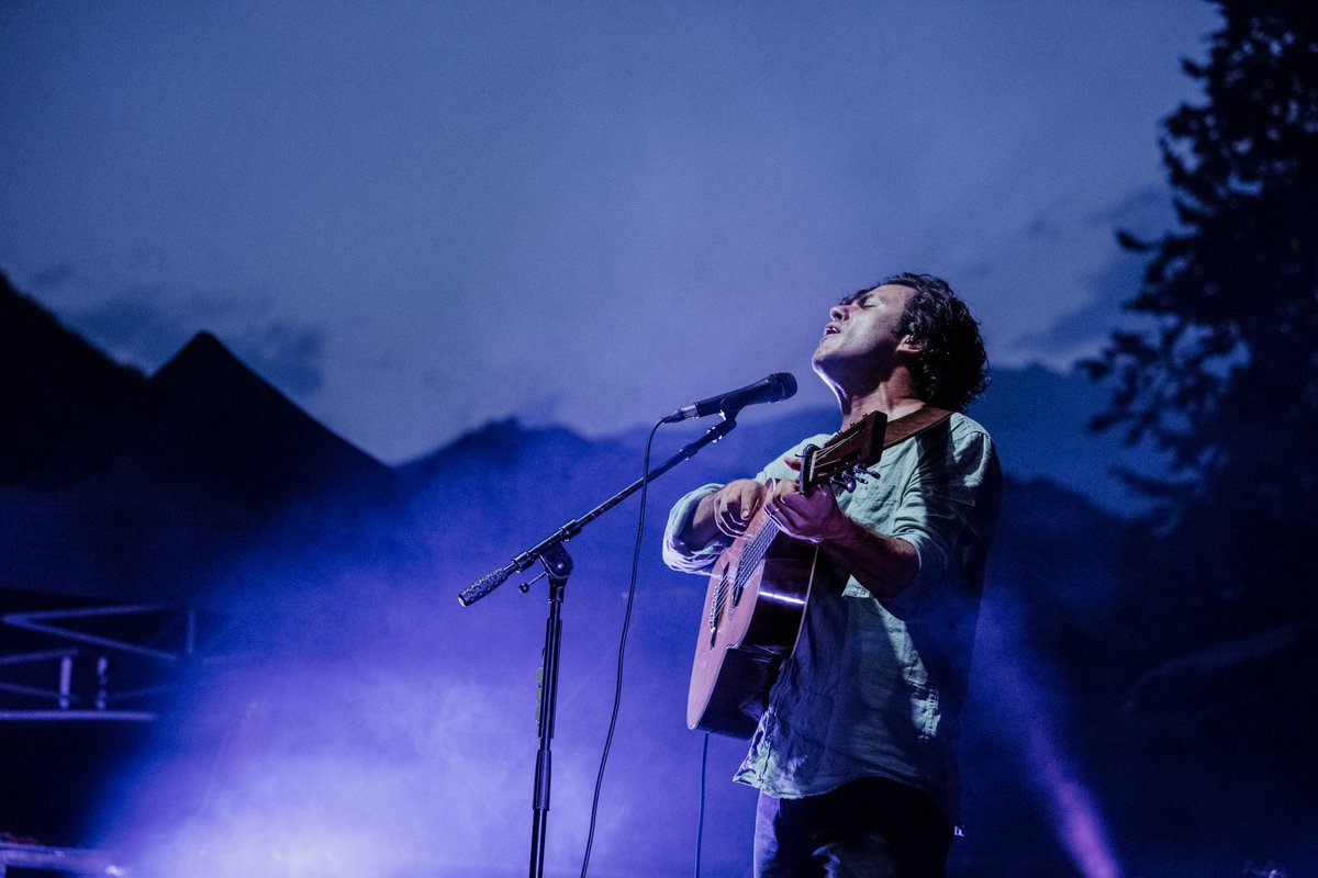 1 month to go! ⏳
On December 13th, I’ll be kicking off my “Notti Romantiche” tour in Genoa, a city that you all know means so much to me. Don’t miss these unforgettable nighst! 🫶🏼

🎫 Tickets ticketone.it/artist/jack-sa…

Ph Letizia Reynaud
#JackSavoretti #NottiRomantiche