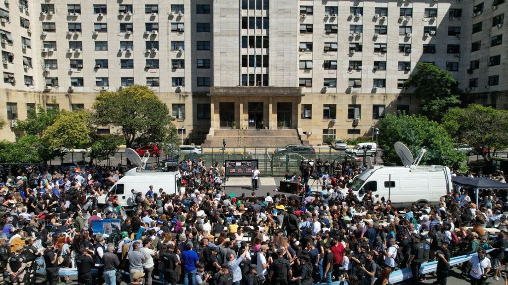 Cristina no tiene un pelo de corrupta y sí tiene una historia que refleja que defendió los intereses de la patria y el pueblo. 

Los jueces y fiscales corruptos que intervienen -sin excepción- son adeptos a la mafia calabresa de los Macri. Fútbol, tenis y excursiones de pesca al