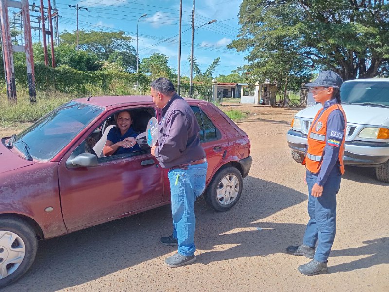 InttContigo's tweet photo. El #INTT Zaraza, en conjunto con la CPNB, realiza orientaciones y verificaciones del Registro de Operadoras de Transporte de Carga (ROTC). ¡Comprometidos con la seguridad en nuestras vías! No olvides usar el cinturón de seguridad. #SeguridadVial #TransporteResponsable https://t.co/iO3Bulskeu