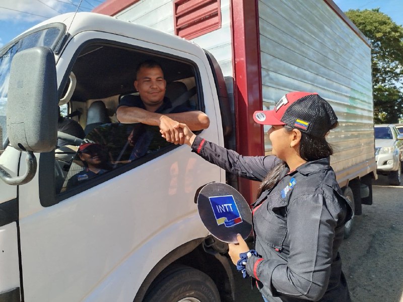 InttContigo's tweet photo. El #INTT Zaraza, en conjunto con la CPNB, realiza orientaciones y verificaciones del Registro de Operadoras de Transporte de Carga (ROTC). ¡Comprometidos con la seguridad en nuestras vías! No olvides usar el cinturón de seguridad. #SeguridadVial #TransporteResponsable https://t.co/iO3Bulskeu