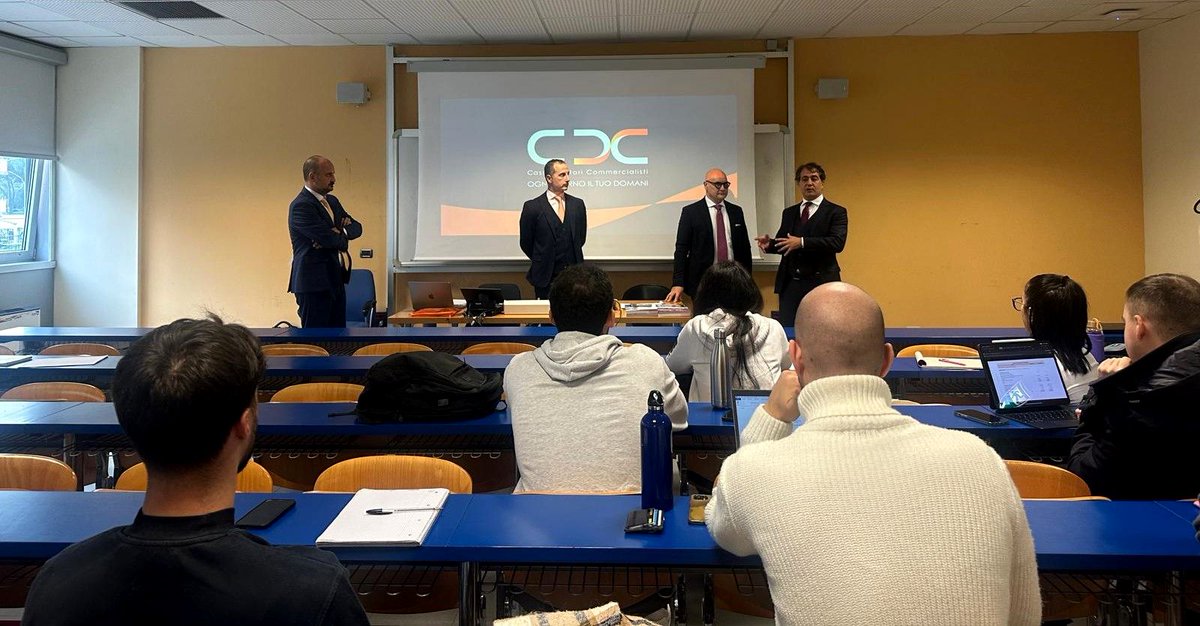 Cassa_CDC's tweet photo. Si è tenuta oggi, presso l’Università Roma Tre, la seconda lezione di #CDCEdu - Fare i conti con il futuro, il progetto di formazione universitaria sulla cultura previdenziale della Cassa #DottoriCommercialisti.
Prossimo appuntamento il 28 novembre presso l’Università di Teramo. https://t.co/K0LnNNq7Rh