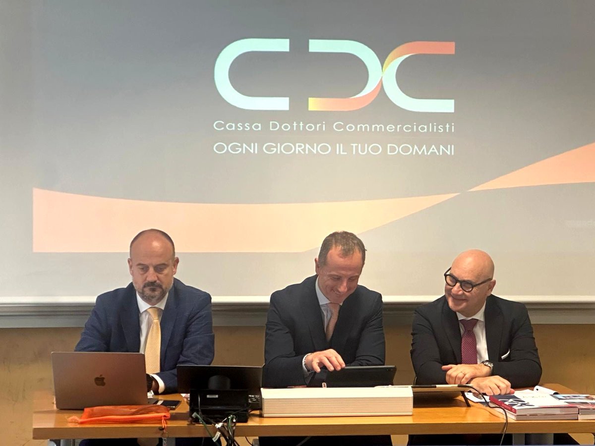 Cassa_CDC's tweet photo. Si è tenuta oggi, presso l’Università Roma Tre, la seconda lezione di #CDCEdu - Fare i conti con il futuro, il progetto di formazione universitaria sulla cultura previdenziale della Cassa #DottoriCommercialisti.
Prossimo appuntamento il 28 novembre presso l’Università di Teramo. https://t.co/K0LnNNq7Rh