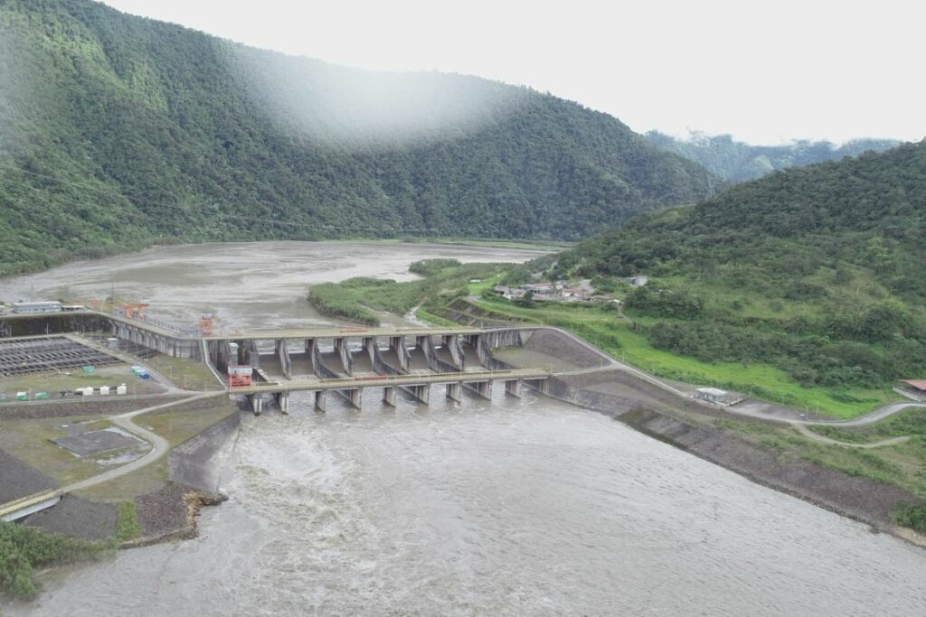 925forever's tweet image. Sequía en la Amazonía agrava la producción de Coca Codo Sinclair, que en este momento opera en el 20% de su capacidad

La hidroeléctrica #CocaCodoSinclair no tiene embalse, su generación depende del caudal del río Coca, que ha caído en una situación crítica.

#Ecuador 
#Guayaquil