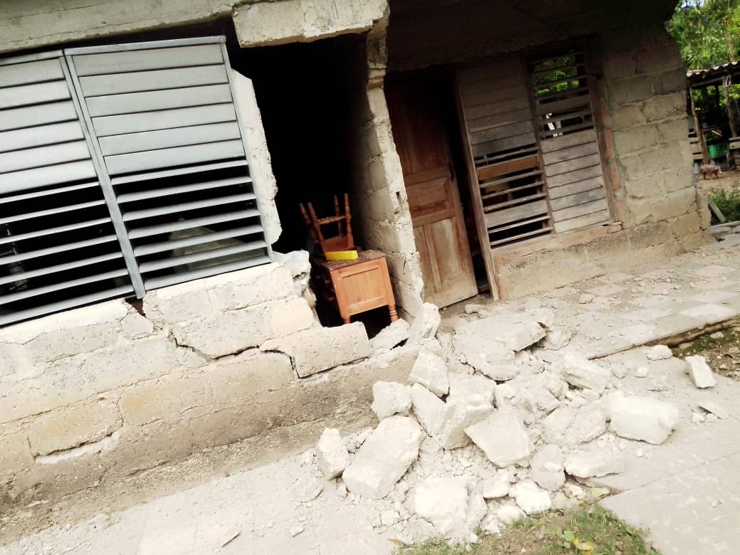 Dirección del Partido y el Gobierno coordinan activamente sin descanso atención a más de 3.500 afectaciones a viviendas y a más de 400 entidades estatales en Granma y Santiago de #Cuba provocadas por 2 sismos en Oriente del país

#DePieYCombatiendo frente a todas las adversidades