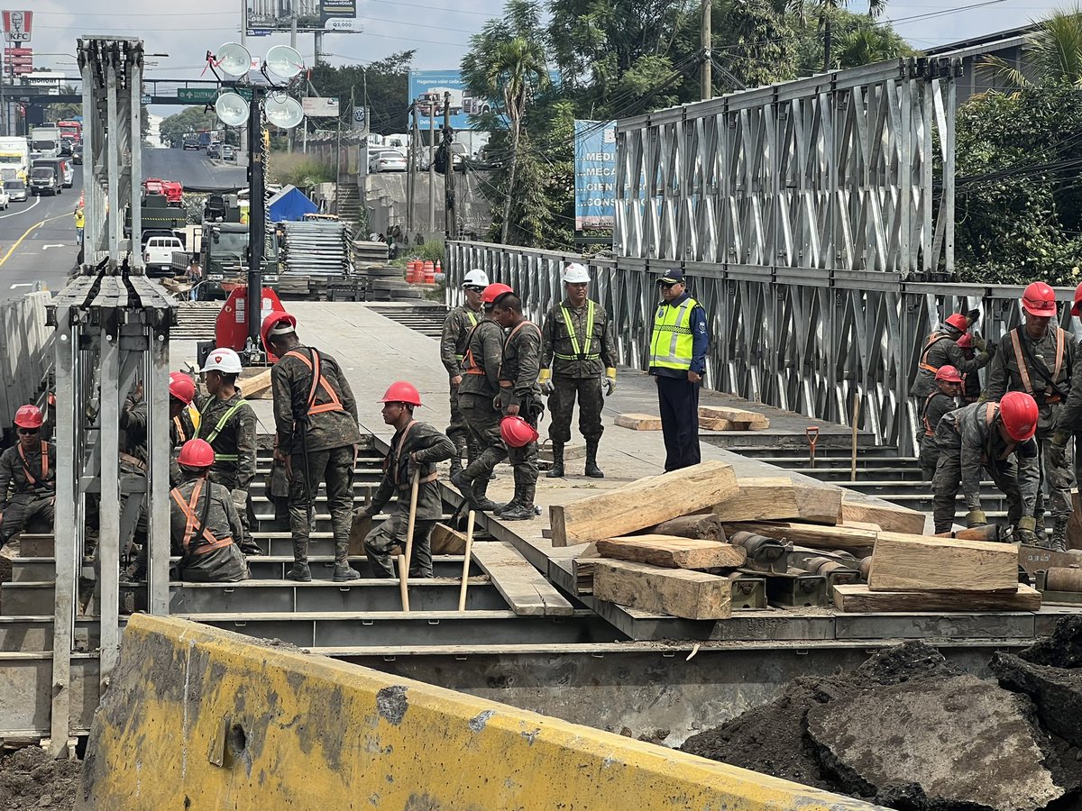 CanalAntigua's tweet photo. PMT informa que se reporta alta carga vehicular hacia ambos sentidos de la vía en el km 17.5 por el retiro del puente modular. 

#Transitogt #VillaNueva #Puentemodular 
https://t.co/SfKO1zQqZi