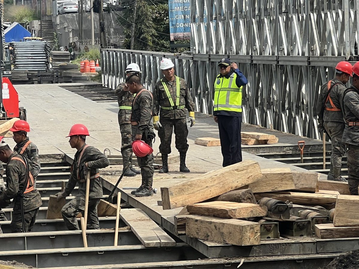 CanalAntigua's tweet photo. PMT informa que se reporta alta carga vehicular hacia ambos sentidos de la vía en el km 17.5 por el retiro del puente modular. 

#Transitogt #VillaNueva #Puentemodular 
https://t.co/SfKO1zQqZi