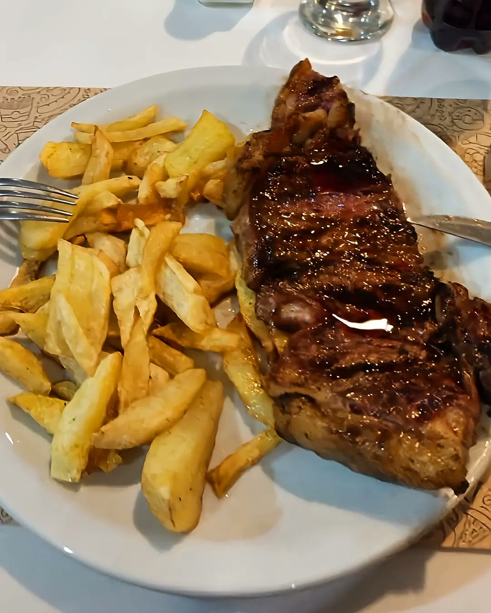 - Es temporada fuerte de Alcauciles, Nabos, Perejiles, Radicha y qué AceIga.
- Ay ¿Van a sacar algo con VegetaIes de Estación?
- Sí, Bife de Chorizo con CoIchón de Papas Fritas 4 Estaciones, como el Limonero.