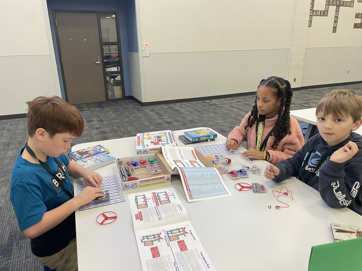 YeagerLibrary's tweet photo. Circuits for the win! Makerspace day at Yeager Library @CyFairLibraries @YeagerLibrary @CyFairYeager https://t.co/DvpQK6lDBf