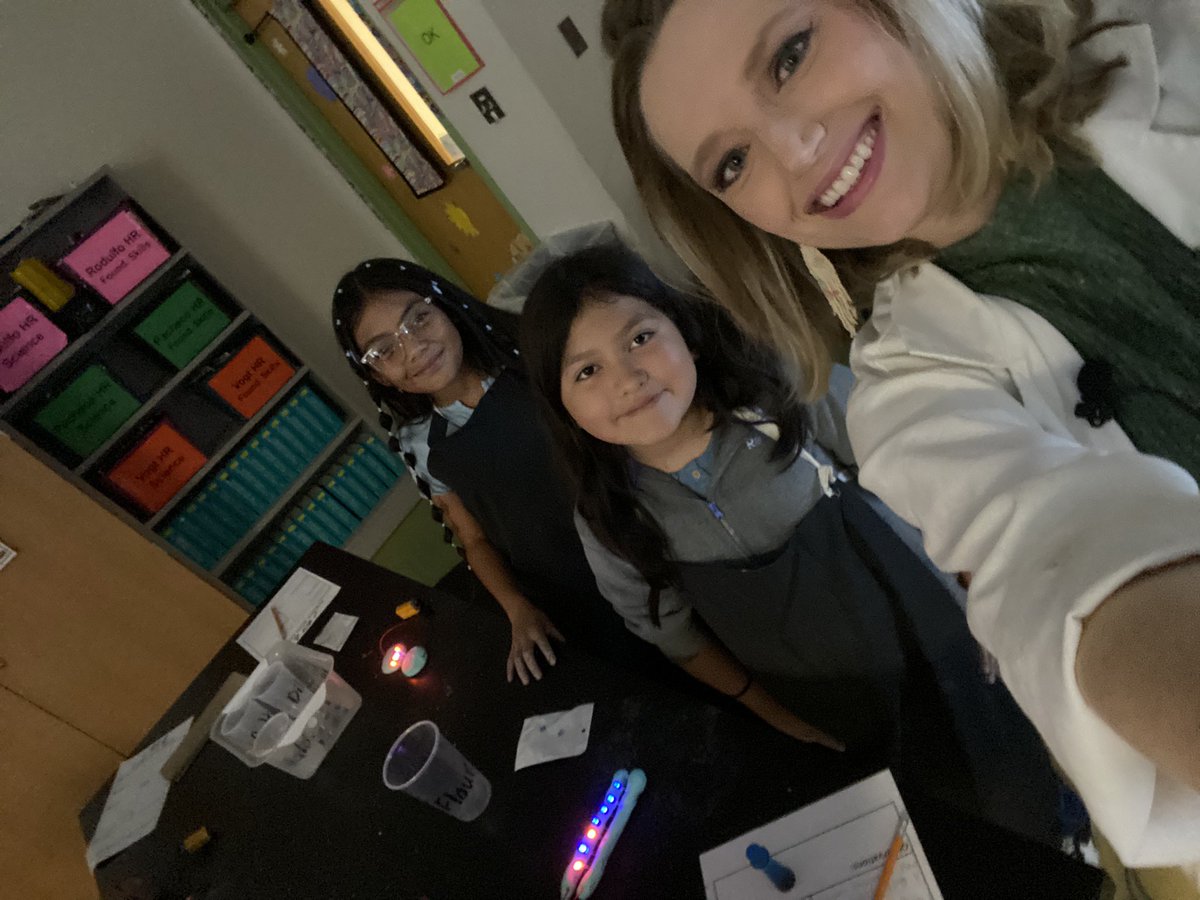 KSATSarahSpivey's tweet photo. #ScienceWithSarah Salt Dough Circuits 🍞💡
What an amazing morning with @SanAntonioZoo and the 5th graders of @SAISDHawthorne!
We made circuits using homemade Play-Doh! Make sure to check out the experiment and do it at home with your kiddos!
DETAILS ➡️ https://t.co/oKGAO5sr53 https://t.co/ZQbgzByz6v