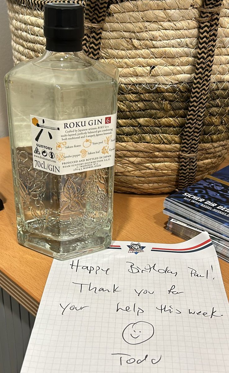 Sonntag vertretungsweise unseren Coach vom Flughafen abgeholt. Zwei Stunden nett unterhalten, dabei irgendwann erwähnt, dass mein Geburtstag ansteht und ich Gin mag... Das stand heute im Büro 🫶🏻