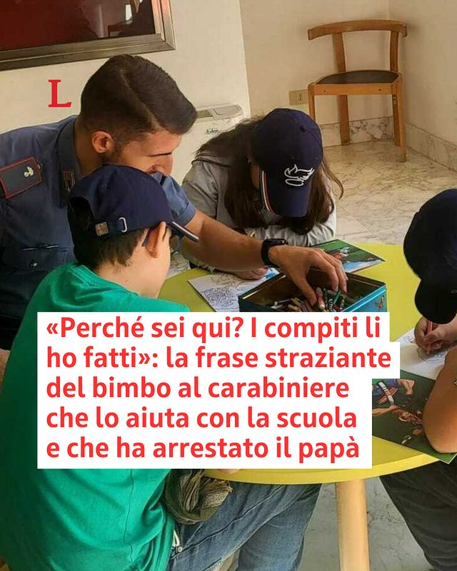 GiorgiaSalvagn1's tweet photo. Dal controllo della pubblica sicurezza tra le strade dello Zen, al sostegno nello svolgimento dei #compiti dei #bambini del quartiere, dopo aver tolto la divisa e vestito i panni di maestri volontari. Grazie ai #carabinieri della Stazione Palermo San Filippo Neri, il doposcuola è lo spazio della carità e della spensieratezza nel cuore dell’isolata periferia nord, considerata la “pattumiera della città” siciliana e svenduta alla criminalità organizzata. Terminato il turno di lavoro, infatti, i militari dedicano il proprio tempo libero ai piccoli alunni che vivono nel territorio, un desolante scenario urbano che offre istantanee inequivocabili: scuole prese di mira dai vandali, marciapiedi sconnessi, verde non curato, mezzi pubblici pressoché inesistenti.⁠
⁠
Come quella volta che un carabiniere è andato ad arrestare di notte il papà del bambino che aveva aiutato a studiare il pomeriggio precedente. La stessa anima innocente che, con gli occhi impastati di sonno e con il suo pigiamino, svegliatosi dall’irrompere della perquisizione, continuava a ripetere al militare: «Perché sei qua? Guarda che i compiti li ho fatti tutti». Una scena da brividi. Solo una delle tante che appartengono a un (non) luogo che sembra lasciare senza scampo.⁠