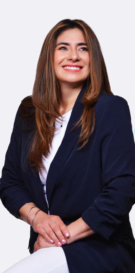 Se cumplieron los pronósticos y la PHD Sara Camacho y su equipo son los nuevas autoridades de la Universidad Técnica de Ambato, le auguramos éxitos y que se cumplan los cambios que tanto necesita nuestra querida Universidad.