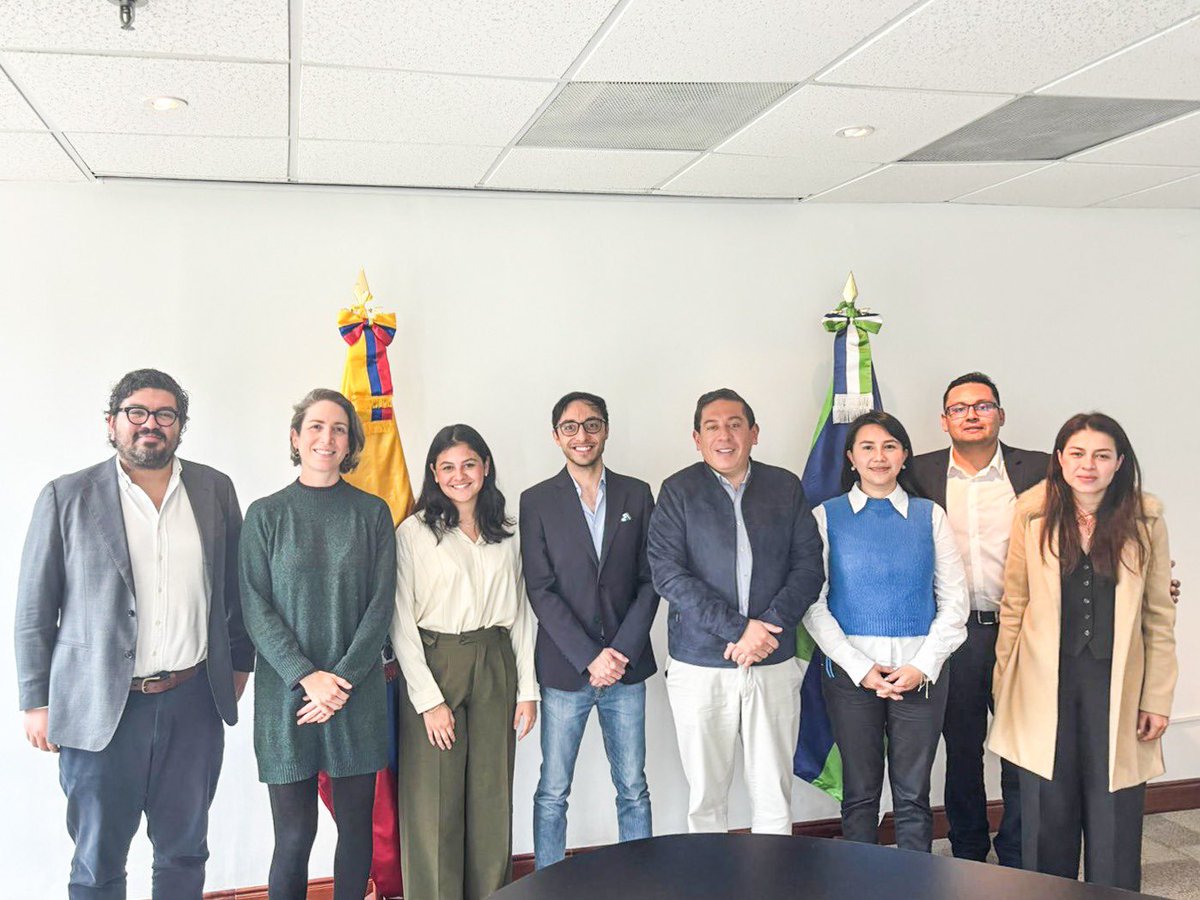 CarlosAmayaR's tweet photo. Productiva jornada de trabajo hemos tenido con el equipo técnico de @AgendaCAF para seguir incorporando las buenas prácticas de la Unidad de Cumplimiento en el Gobierno de Boyacá. 

Hoy, dialogamos sobre los proyectos más importantes de nuestra administración, los resultados que esperamos tener en 2027 y los legados por los que trabajamos en la #BoyacáGrande 💚💜🤍. 

Agradecemos el apoyo de la CAF, como Banco de Desarrollo de América Latina, y a su presidente @sergiodigra por toda la ayuda.
