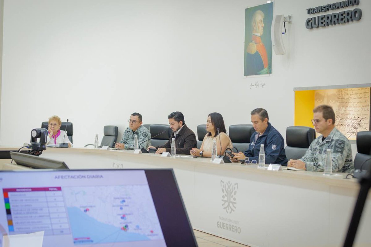 EvelynSalgadoP's tweet photo. En la capital de nuestro estado encabezamos la sesión de la Mesa de Coordinación para la Construcción de la Paz, reunión diaria de evaluación en materia de seguridad ciudadana.

Junto a autoridades militares y civiles acordamos mantener y reforzar el trabajo de proximidad social, con el despliegue de las corporaciones de los tres órdenes de gobierno, para fomentar la cultura de la denuncia y seguir dando resultados en materia de procuración de justicia. (1/2)