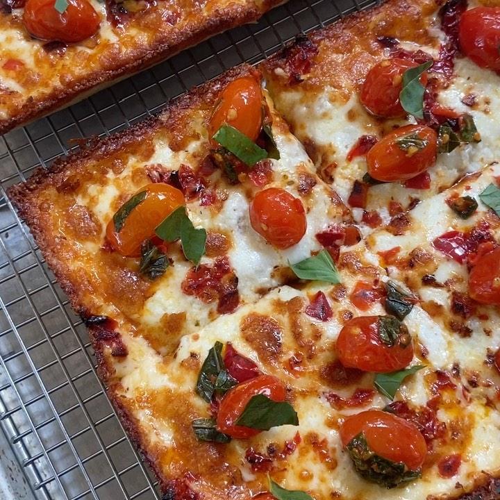 🍕 Da Grubby Pie is here! 🍕 White sauce, pickled Fresno chiles, gochujang BBQ chicken, Alabama white sauce, green onions, and spicy sesame seeds! 3% of proceeds go to The City Eats. Grab yours now and #GrubWitMike for a great cause! #SquarePieGuys