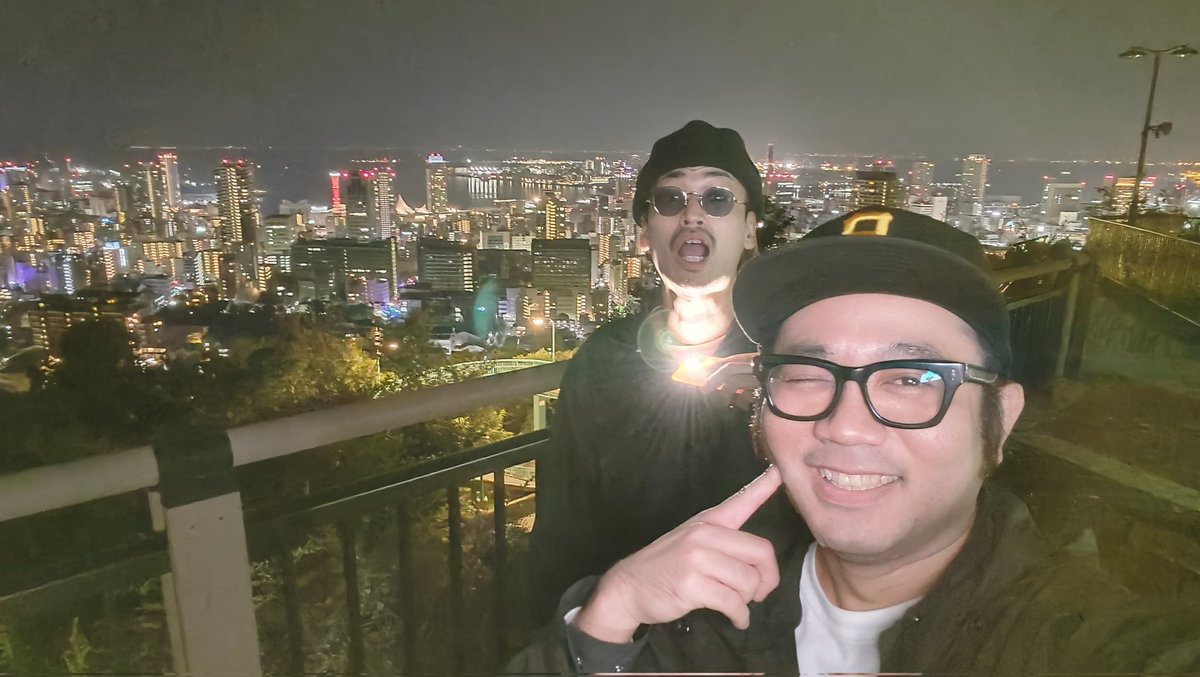 matsu2424_k's tweet photo. 綺麗な景色におっさん1人紛れてます
ぜひ探してください笑

あと今日は大阪のイケイケパーカッショニストけんけんと夜景デートかましていちゃいちゃしちゃいました🫨 https://t.co/iFY95rm2Wf