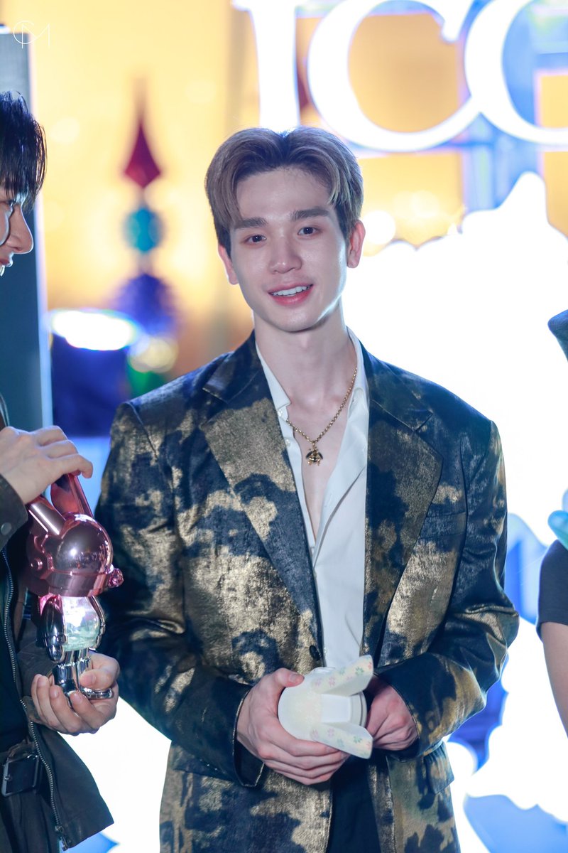 CM2Connect's tweet photo. “ ตงตง กฤษกร ”  ร่วมงาน “ICONSIAM BANGKOK ILLUMINATION 2024 X ROBBI" โดยงานนี้ยังจัดแสดงอาร์ตทอย ROBBi ที่สูงที่สุดในโลก พร้อม Pop up store ให้แฟนได้เลือกซื้อคอลเลคชั่นพิเศษก่อนใคร 💫

#ICONSIAM
#BKKIllumination2024xROBBi
#tongtong_thestar12 #ตงตงกฤษกร https://t.co/PUBCzPOKUI