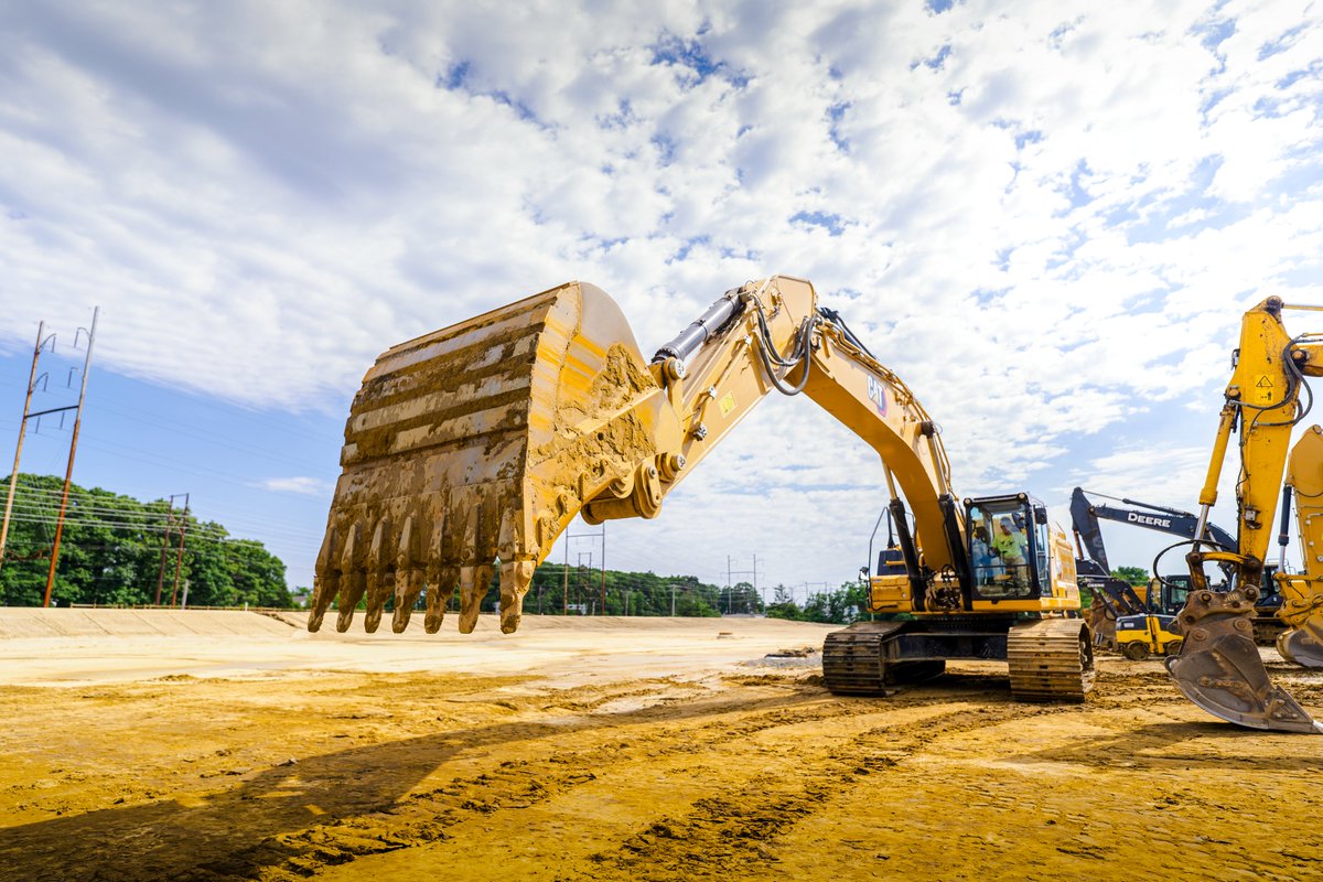 Espositocollc's tweet photo. When the view is this good, we don’t mind the heavy lifting.
#SiteViews #HeavyEquipment #ExcavatorLife #ConstructionViews #InTheDirt #BigMachines #BuildYourWorld #ProjectProgress #DirtDontHurt #WorksiteScenery #Earthmovers #LoveTheView #EspoConstruction #HeavyDuty https://t.co/l8hOiwj3V9