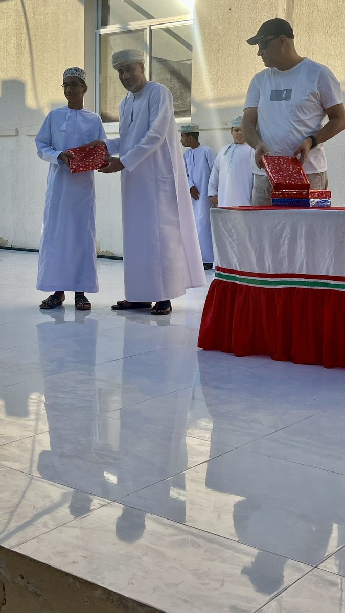 في إطار حرص المدرسة على الاهتمام بأبنائها الطلبة و صقل خبراتهم و تنمية مهاراتهم كرمت الإدارة طلبة الفرقة الموسيقية بالمدرسة و ذلك للجهود المبذولة و التميز في طابور الصباح و الفعاليات المدرسية المختلفة كرم الطلبة بمعية مدير المدرسة الأستاذ وائل موسى معلم مادة المهارات الموسيقية