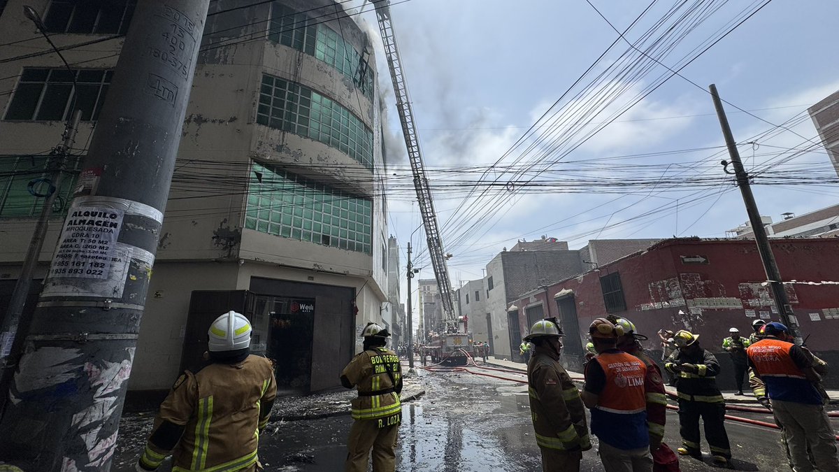 GRDMML's tweet photo. Asimismo, realizamos un cerco perimétrico protegiendo a los concurrentes que se encuentran cerca del lugar.

Además, coordinamos con los distritos de Lima Metropolitana para las cisternas que se necesiten para el control del siniestro. 

#LimaGRD 💪 https://t.co/OkVKAzukeY