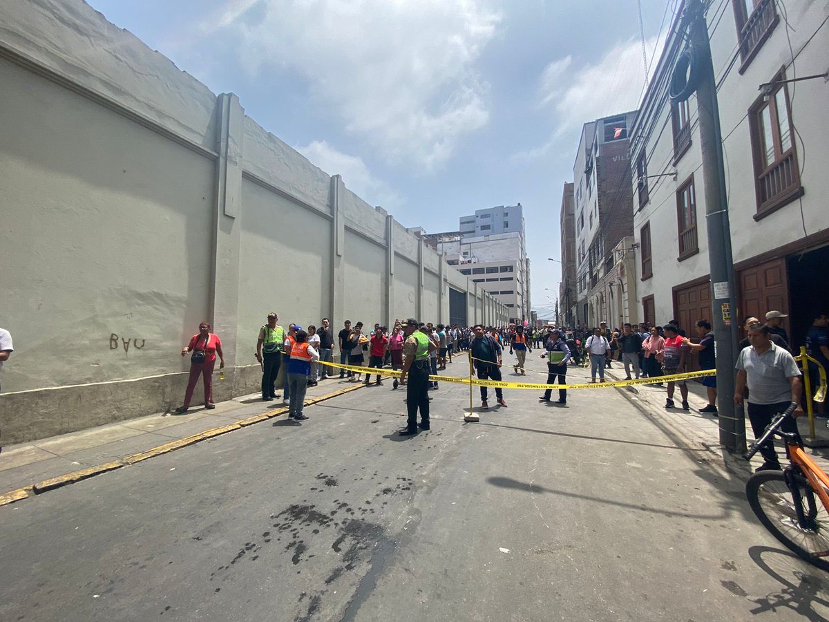 GRDMML's tweet photo. Asimismo, realizamos un cerco perimétrico protegiendo a los concurrentes que se encuentran cerca del lugar.

Además, coordinamos con los distritos de Lima Metropolitana para las cisternas que se necesiten para el control del siniestro. 

#LimaGRD 💪 https://t.co/OkVKAzukeY